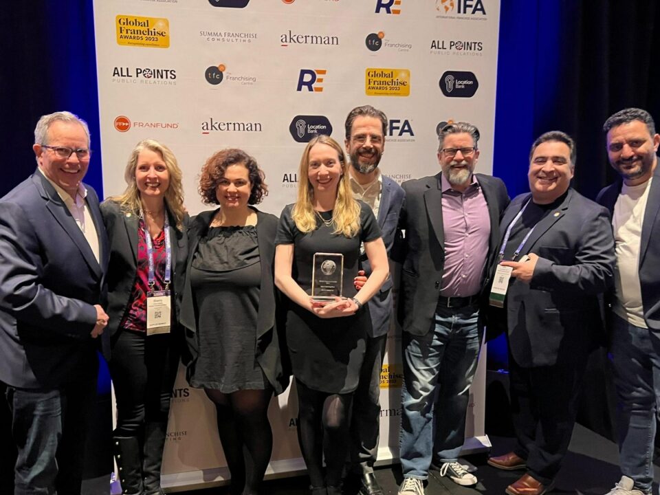 Reshift Media, accompanied by Canadian Franchise Association accepting the “Best Franchise Marketing Firm Award” at the 2023 Global Franchise Awards in Las Vegas (CNW Group/Reshift Media)